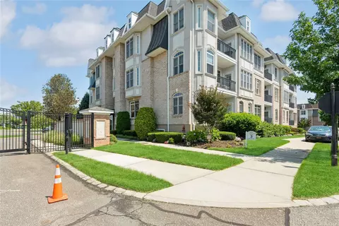 226 Roosevelt Way #301C, Westbury, NY 11590