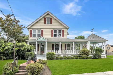 145 Sidney St, Oyster Bay, NY 11771