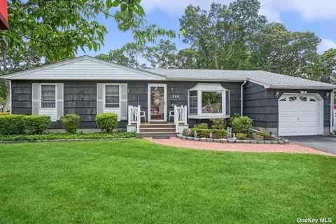 340 Halbert Dr, Holbrook, NY 11741
