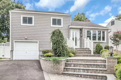 64 Briarwood Ln, Plainview, NY 11803