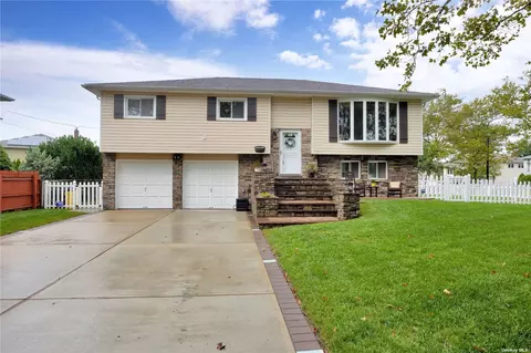 129 Greenway Dr, Farmingdale, NY 11735