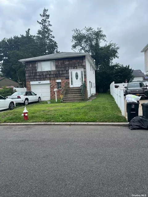 8 Leslie St, Bethpage, NY 11714