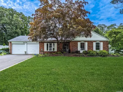 31 Granada Cir, Mount Sinai, NY 11766