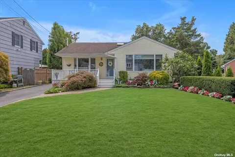 29 Sherman St, Huntington, NY 11743