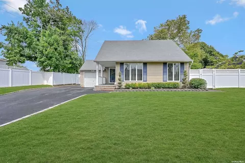 343 Aster Rd, West Islip, NY 11795