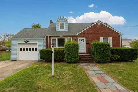 670 S 5th St, Lindenhurst, NY 11757