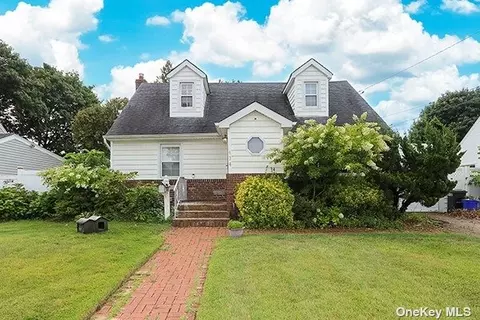 434 17th St, West Babylon, NY 11704