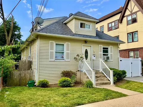 18 Webb Ave, Hempstead, NY 11550
