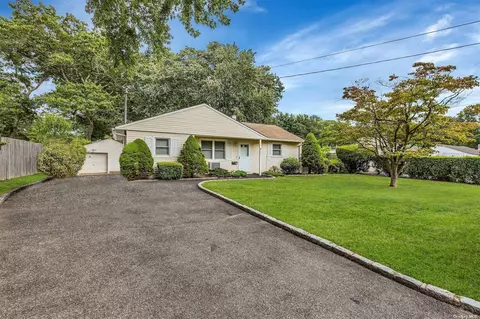 885 Udall Rd, West Islip, NY 11795
