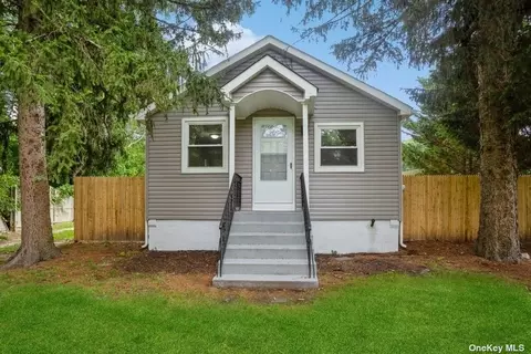 419 Weeks Ave, Manorville, NY 11949