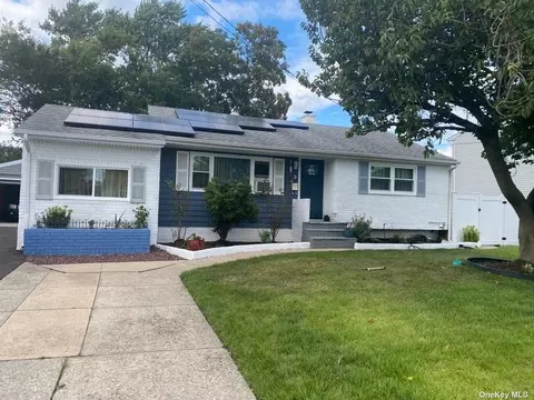 3 Hewes St, Brentwood, NY 11717