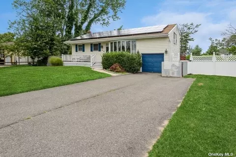 15 Brian Dr, East Islip, NY 11730