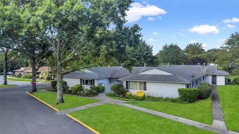 81 Feller Dr #81, Central Islip, NY 11722