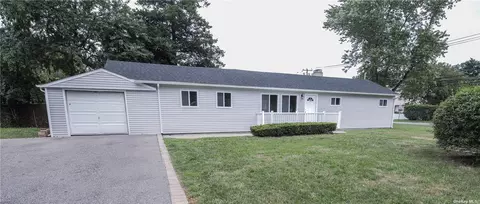 1652 N Thompson Dr, Bay Shore, NY 11706