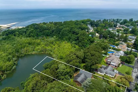14 Blanchard Dr, Northport, NY 11768