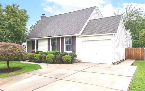 159 Willow St, Garden City, NY 11530
