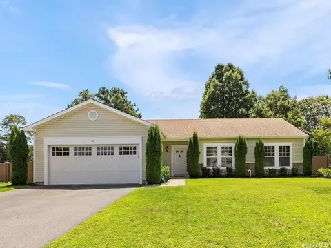 16 Pondview Cir, Shirley, NY 11967
