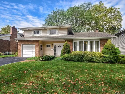 23 Driftwood Dr, Port Washington, NY 11050