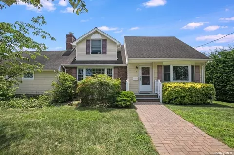 24 Suffolk Rd, Massapequa, NY 11758