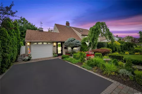 52 Jester Ln, Levittown, NY 11756
