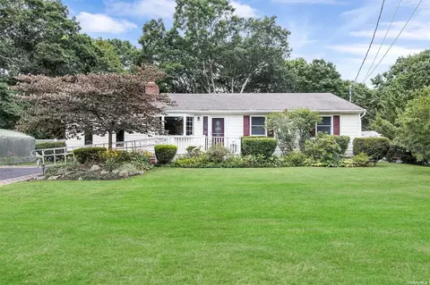 532 Oak Ave, Bohemia, NY 11716