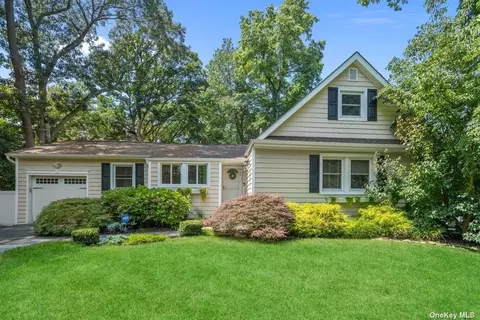 1 Meadowood Ct, Huntington, NY 11743