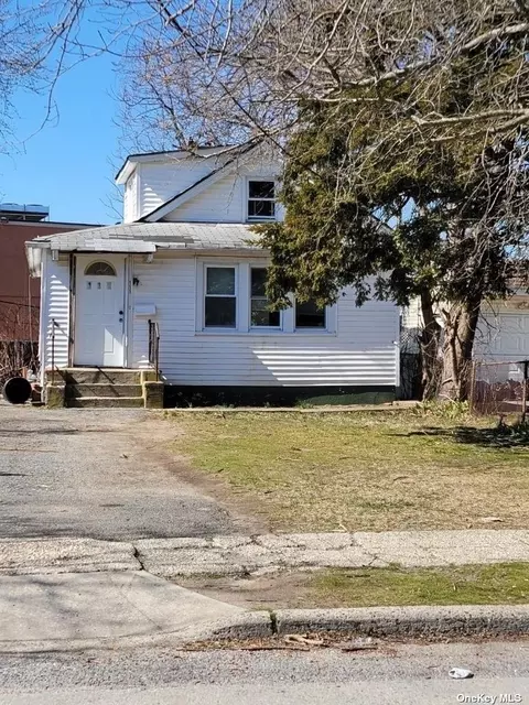 111 Jay St, Freeport, NY 11520