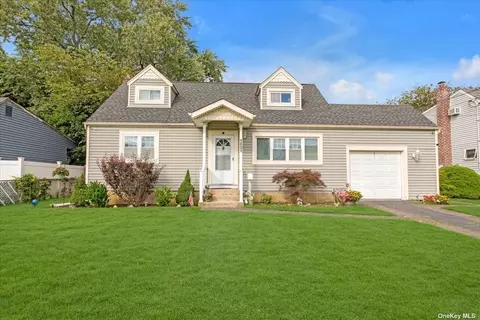 1031 N Fulton Ave, Lindenhurst, NY 11757
