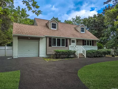 2 Wheatfield Ln, Commack, NY 11725