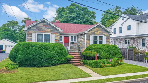 34 Greenway Ter, Babylon, NY 11702