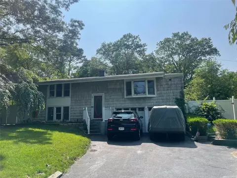 34 Scotchpine Dr, Islandia, NY 11749