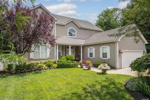 27 Mcgovern Dr, Melville, NY 11747