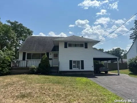 14 Lancaster Pl, Huntington Station, NY 11746