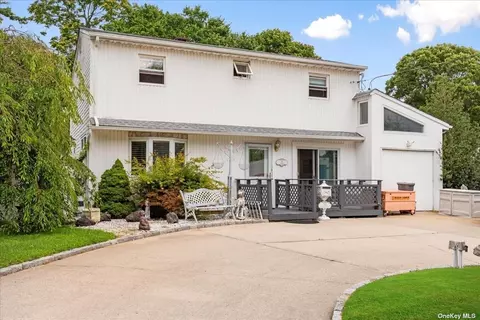 541 Bellmore St, West Islip, NY 11795