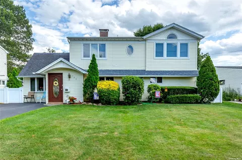 129 Acre Ln, Hicksville, NY 11801