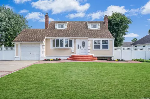 340 Clift St, Central Islip, NY 11722