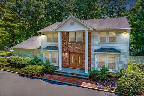 49 Hunting Hill Dr, Dix Hills, NY 11746