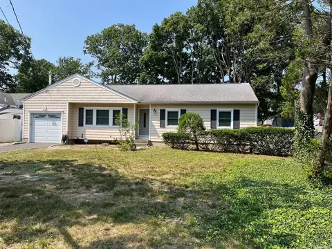49 Lama Dr, Shirley, NY 11967