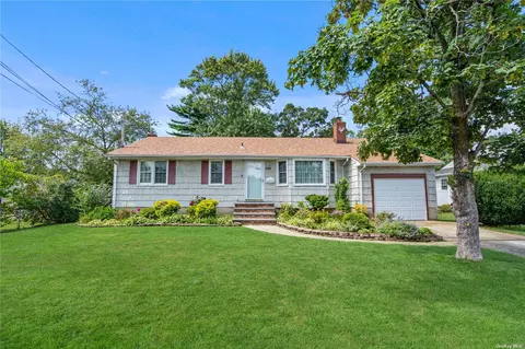 415 N 5th St, Lindenhurst, NY 11757