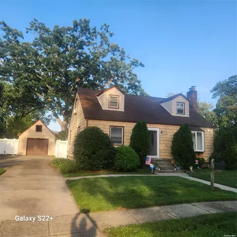 31 Pacific St, North Babylon, NY 11703