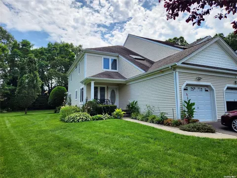 5 Lindbergh Cir #5, Huntington, NY 11743