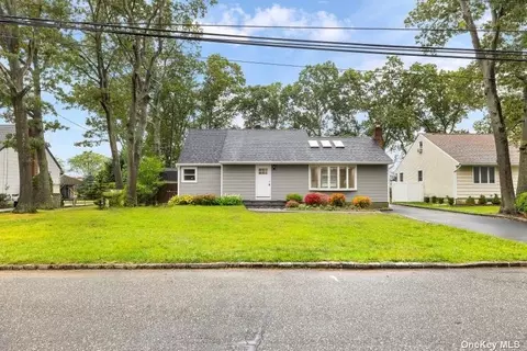 19 Abrew St, Bay Shore, NY 11706