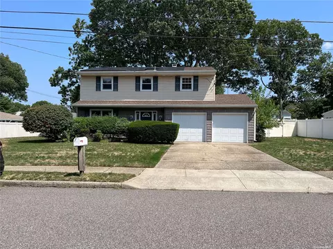 3 Mueller Dr, Selden, NY 11784