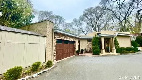 2 Chelmsford Dr, Muttontown, NY 11545