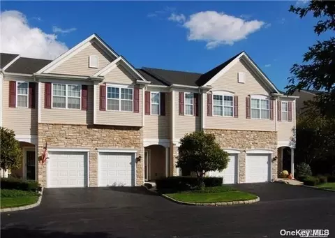 36 Sugar Pine Ln #36, Bay Shore, NY 11706