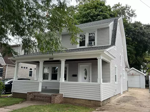 553 N 2nd St, New Hyde Park, NY 11040