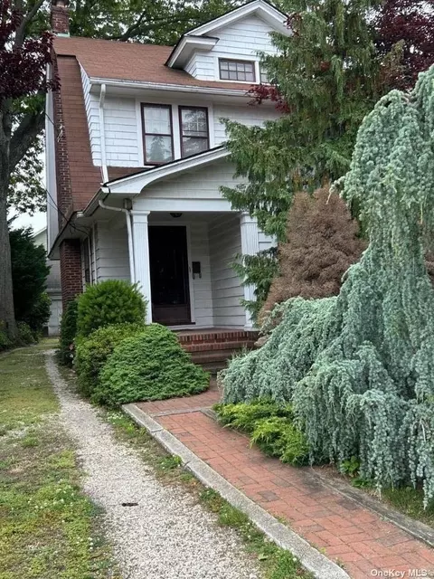 55 Lenox Ave, Lynbrook, NY 11563