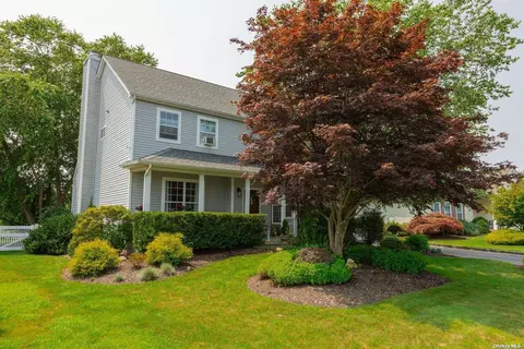 19 Willowbend Ln, Holtsville, NY 11742