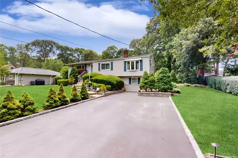 601 Sleepy Hollow Dr, Yaphank, NY 11980
