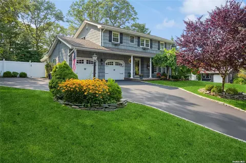 100 Village Ln, Hauppauge, NY 11788